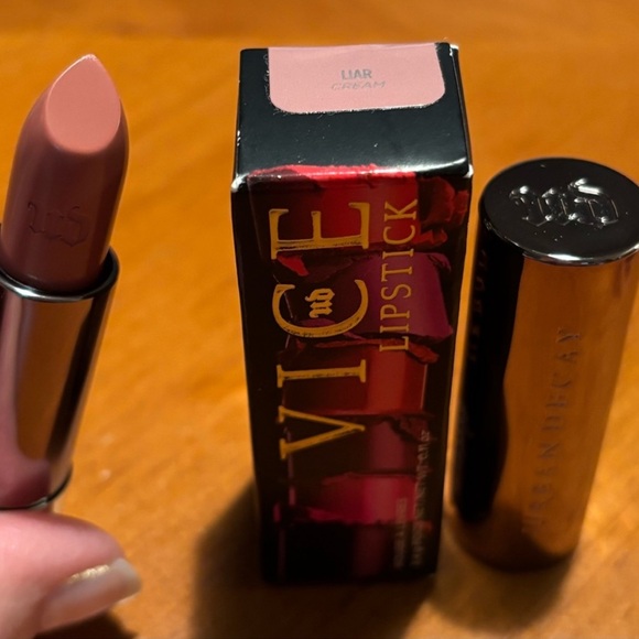 Urban Decay Vice Lipstick Liar - Picture 2 of 16